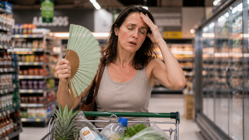 Mulher com calor — fogacho na menopausa