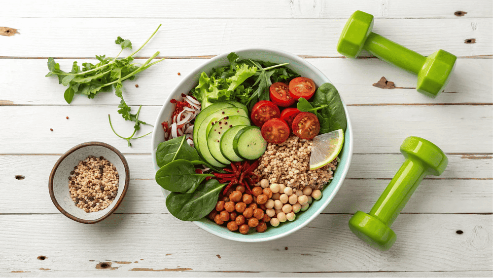 Foto de um prato de salada e dois halteres para incentivar a fazer escolhas saudáveis e assim evitar a insônia na menopausa.